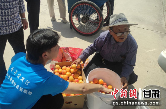 【中新网】甘肃学子暑期体验"社会课堂":青春助农 力行感悟时代之需