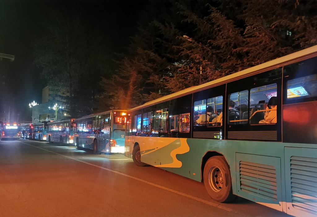 全力接送 温情助考 ——兰州交大多部门联动助力学生“教资”考试