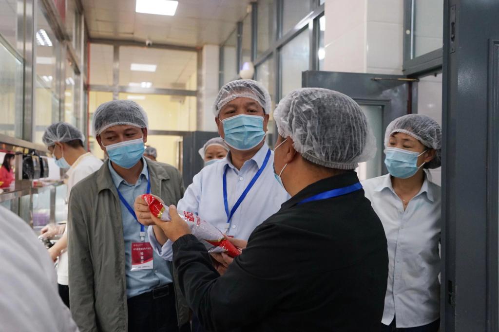 校领导带队开展节前食品安全工作督查