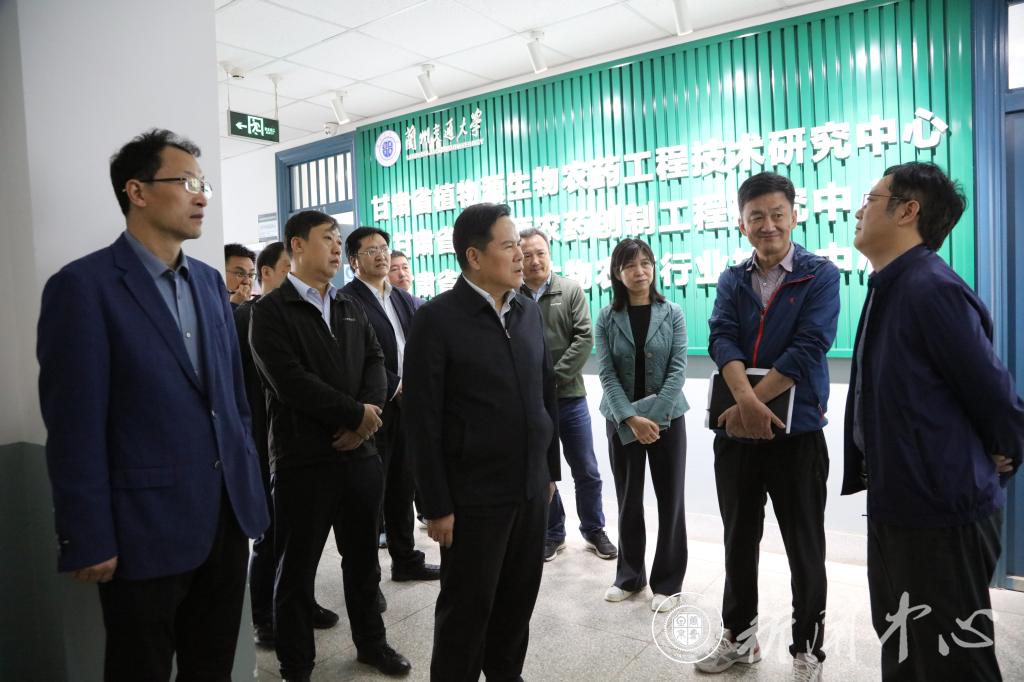 情暖中秋 爱满国庆——校领导看望慰问教职工和在校学生