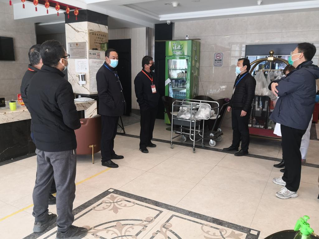 校领导督导检查校外健康监测点疫情防控工作并看望慰问一线工作人员