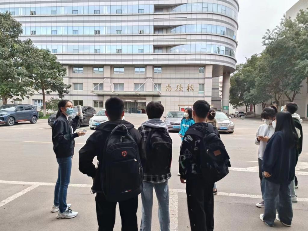 经管学院开展新生入学教育系列活动之“辅导员带你游校园”活动