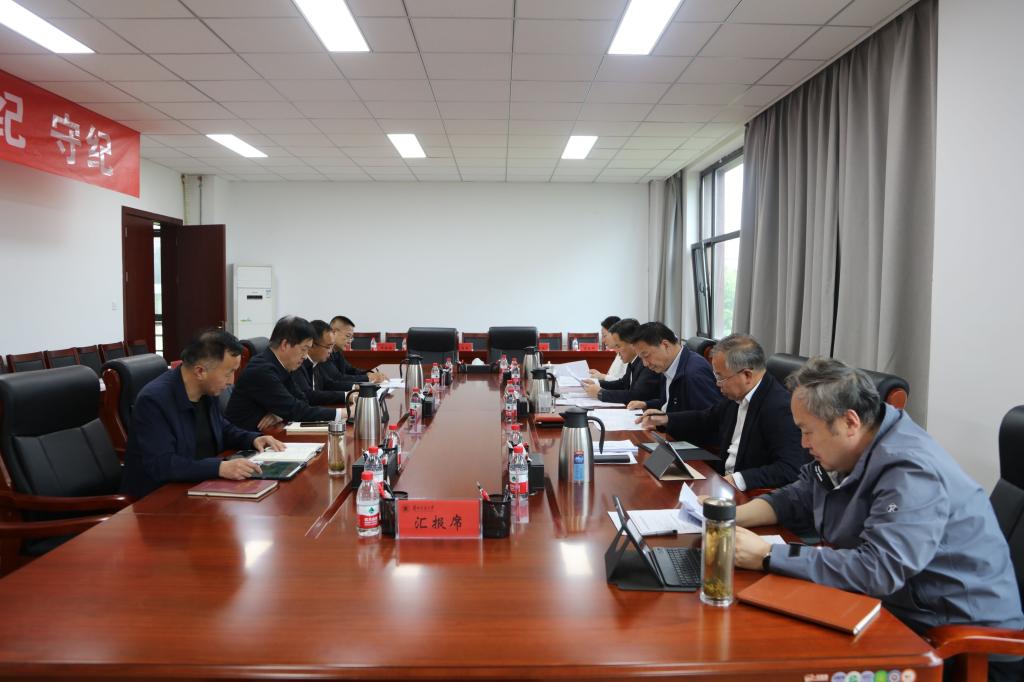 学校党委常委会召开会议宣布省委关于学校领导班子成员任免决定