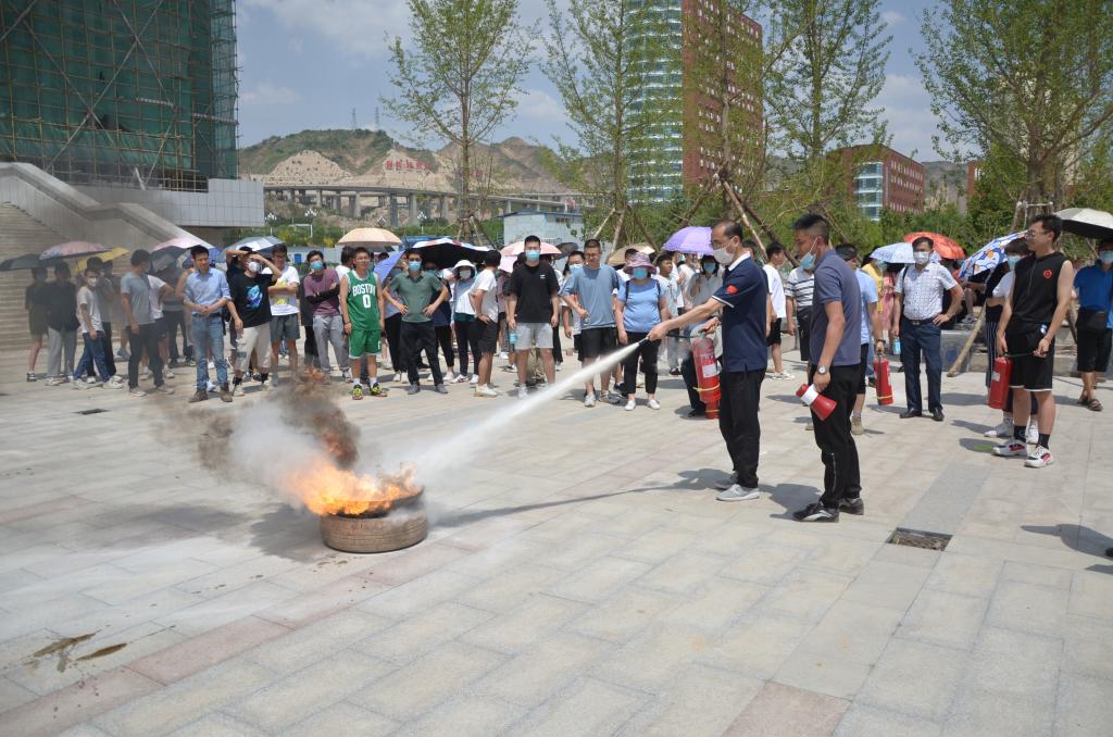学校开展消防实战演练活动
