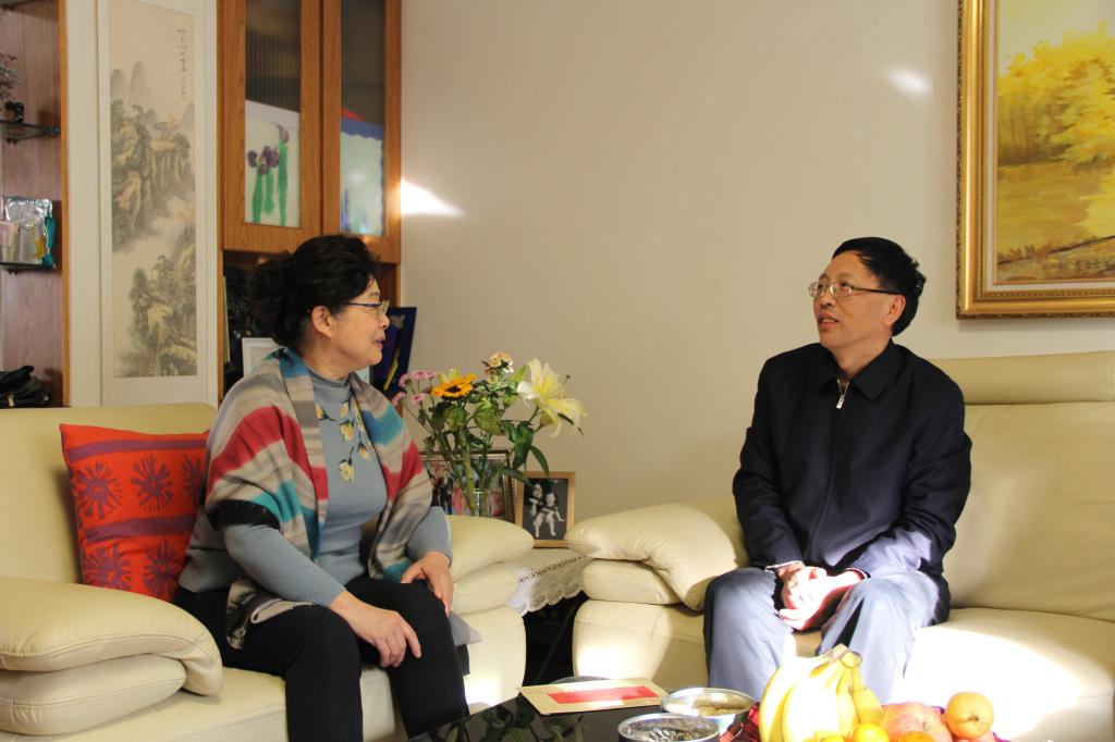 学校开展节前走访慰问“送温暖”活动