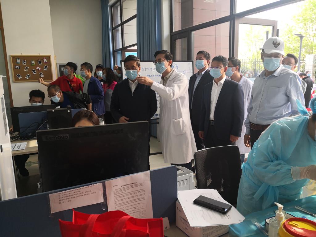 校领导视察学校新冠病毒疫苗接种工作