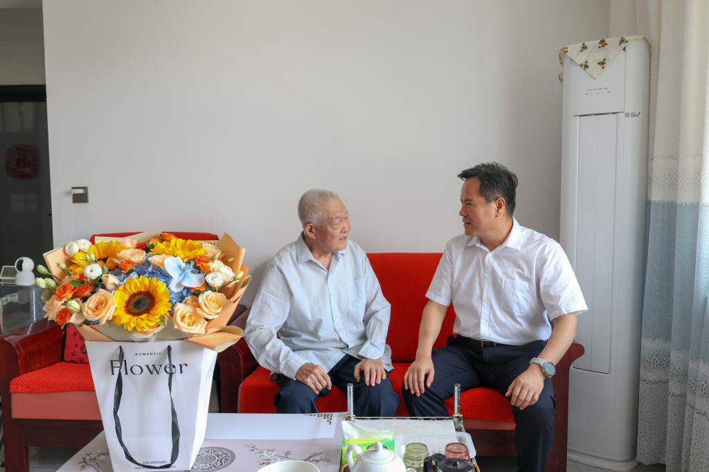 学校开展“七一”前夕走访慰问老干部、老党员活动