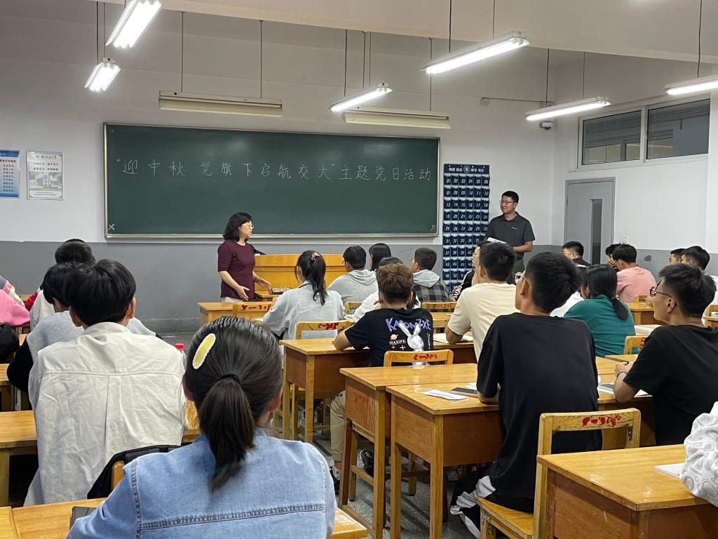 电信学院党组织深入新生班级举办主题党日活动