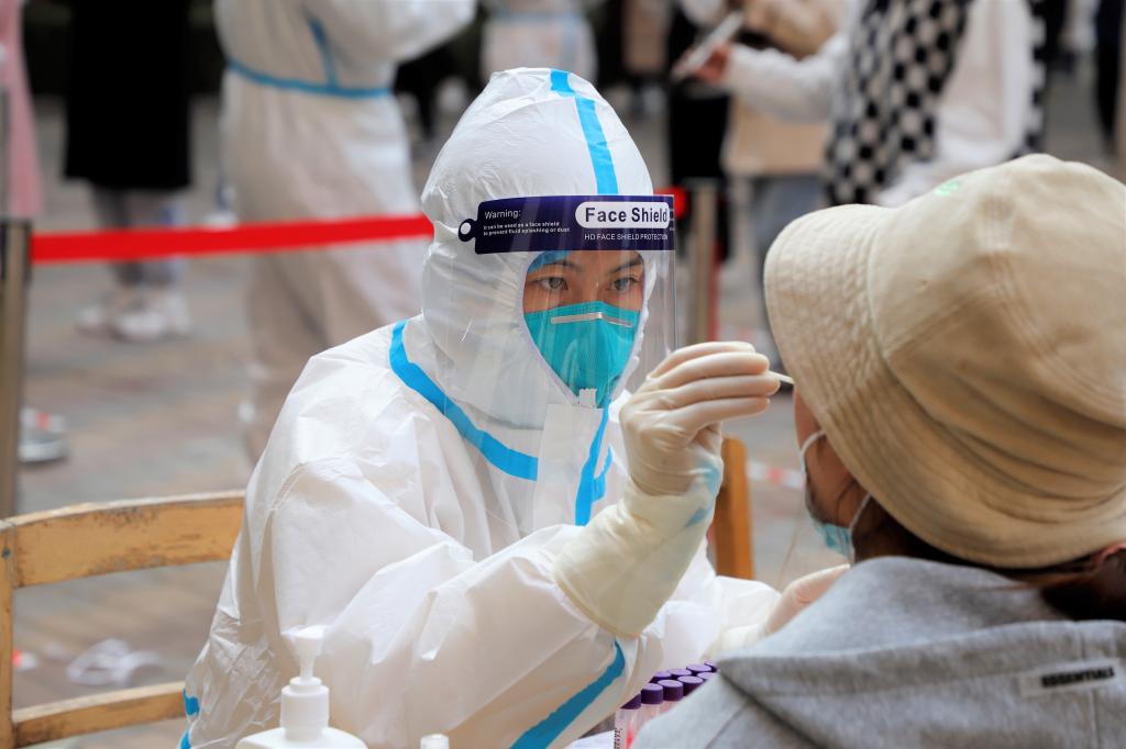 学校高效完成第六次全员核酸检测