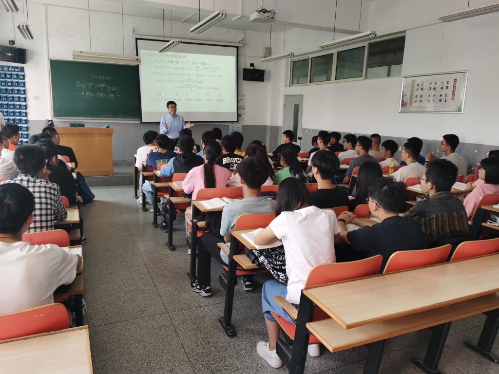 【领导干部联系学生】李引珍校长深入班级开展联系班级活动