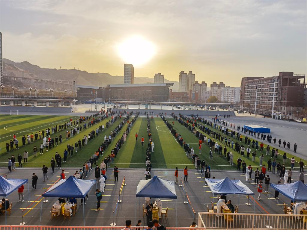 学校高效开展第二次全员核酸检测工作