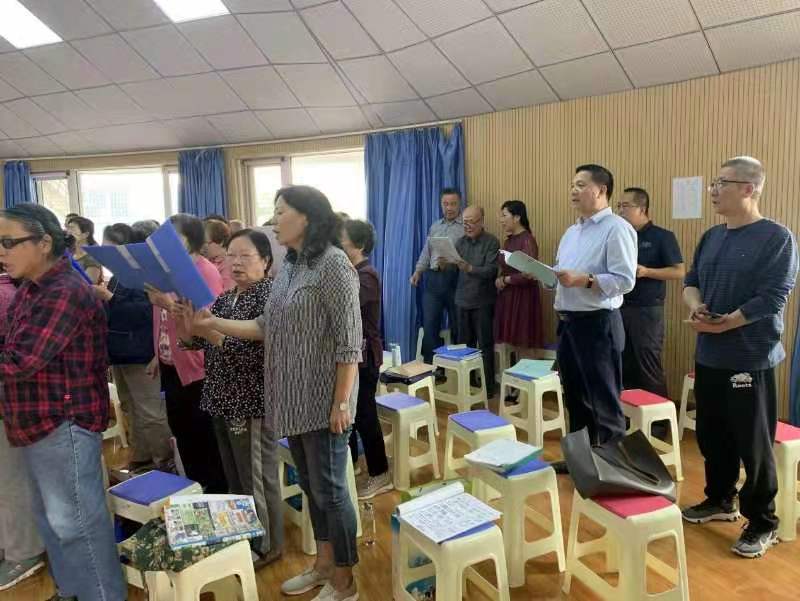 校领导与老年大学学员一起歌唱祖国