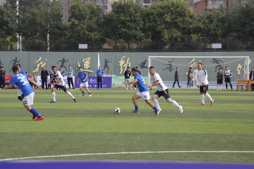 我校庆祝建校65周年首届“校友杯”八人制足球友谊赛开幕