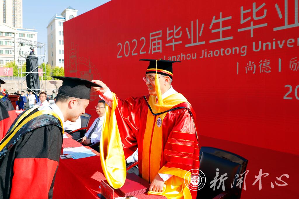学校隆重举行2022届学生毕业典礼暨学位授予仪式