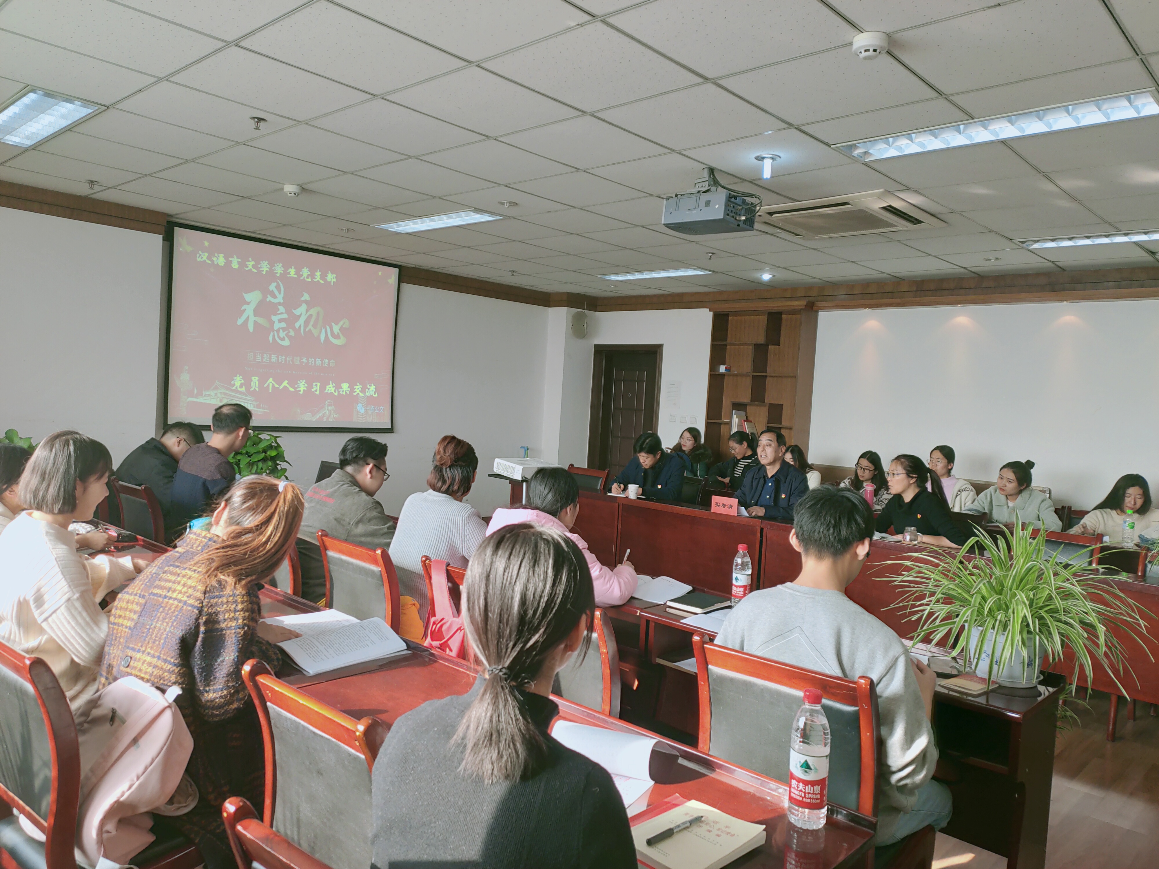 【主题教育】买寿清副书记参加汉语言文学学生党支部党员个人学习成果交流会