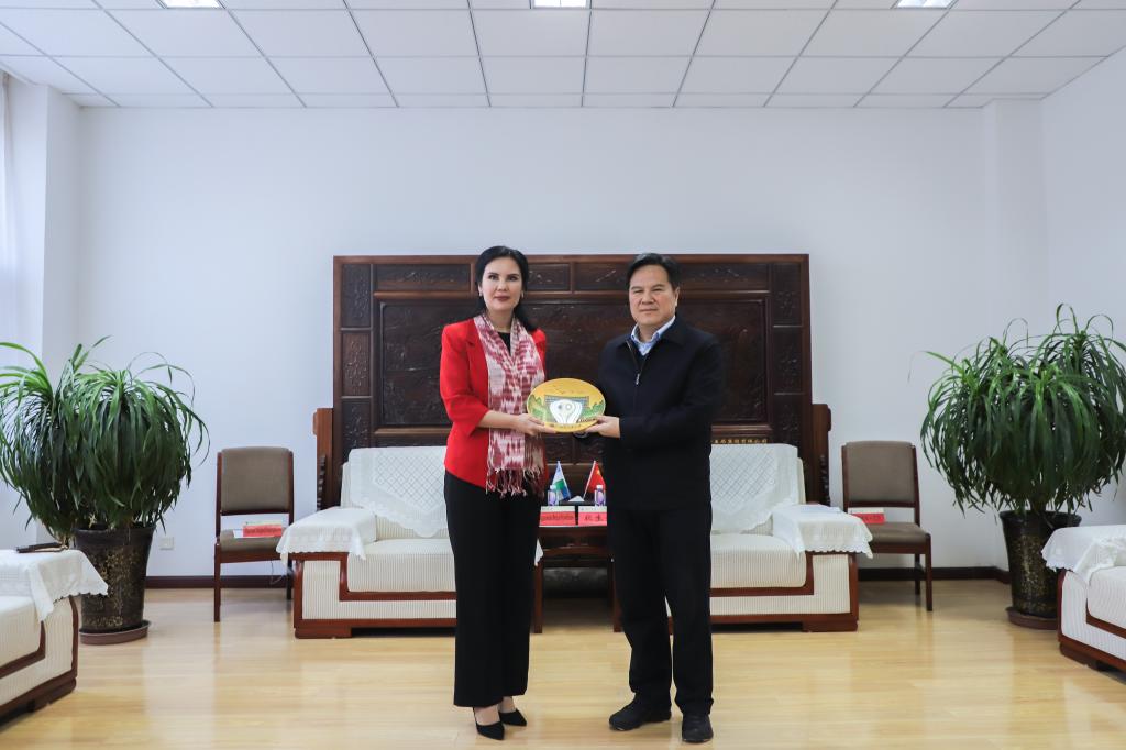 乌兹别克斯坦乌尔根奇国立师范学院校长访问我校