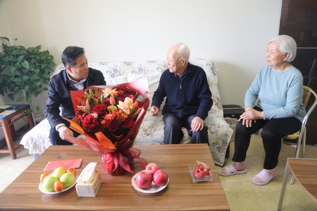 学校开展“两节”慰问送温暖活动