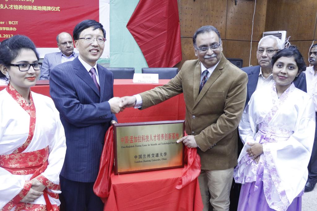 校长杨子江率团访问孟加拉国