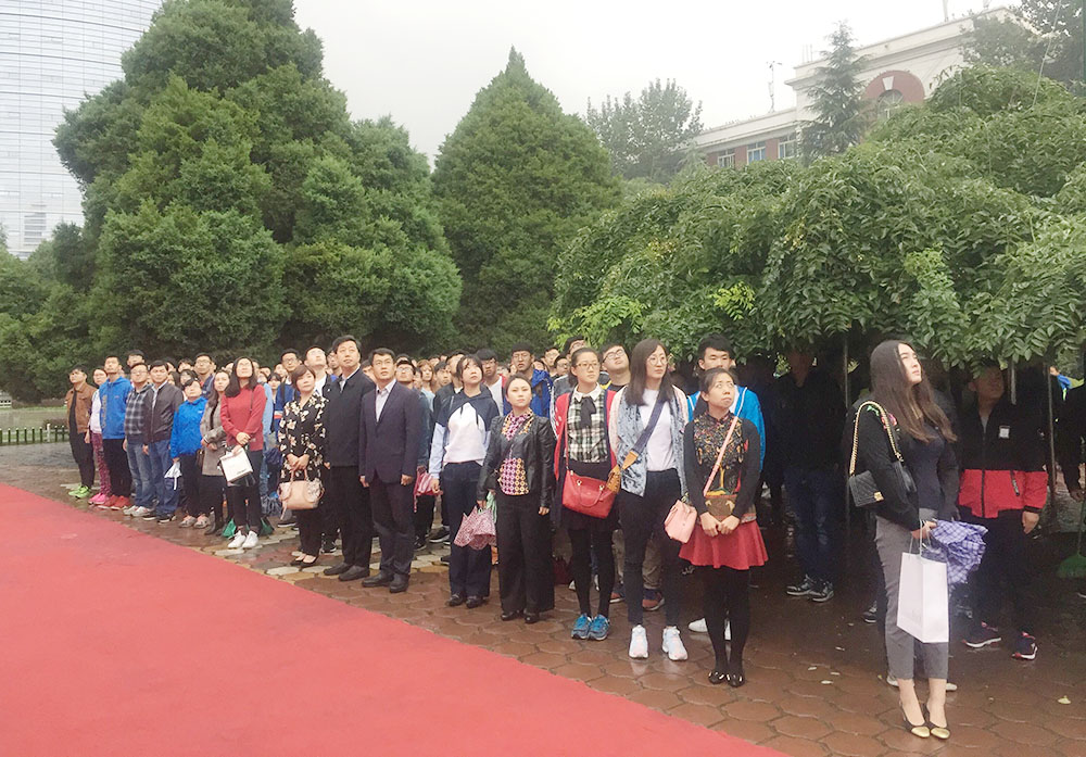 学校举行新学期升旗仪式