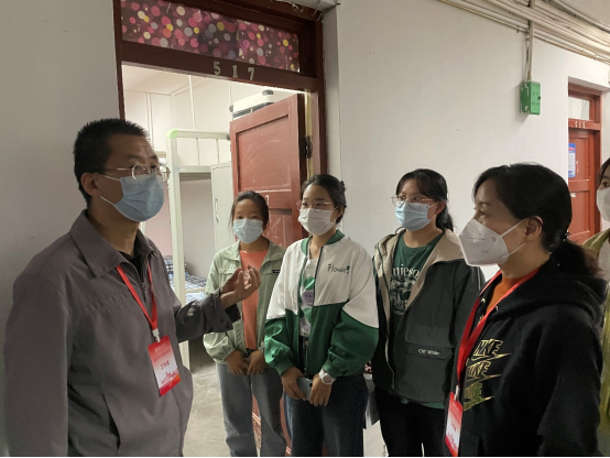 以“心”连“新”——经济管理学院领导干部深入宿舍走访看望在校新生