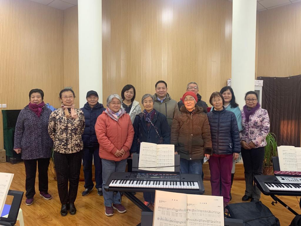 校领导看望老年大学学员为优秀学员颁发纪念品