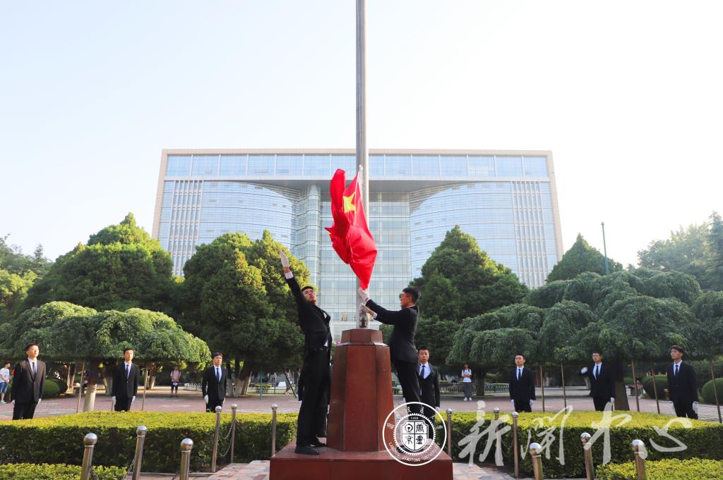 兰州交通大学举行庆祝中国共产党成立100周年“七·一”升国旗仪式
