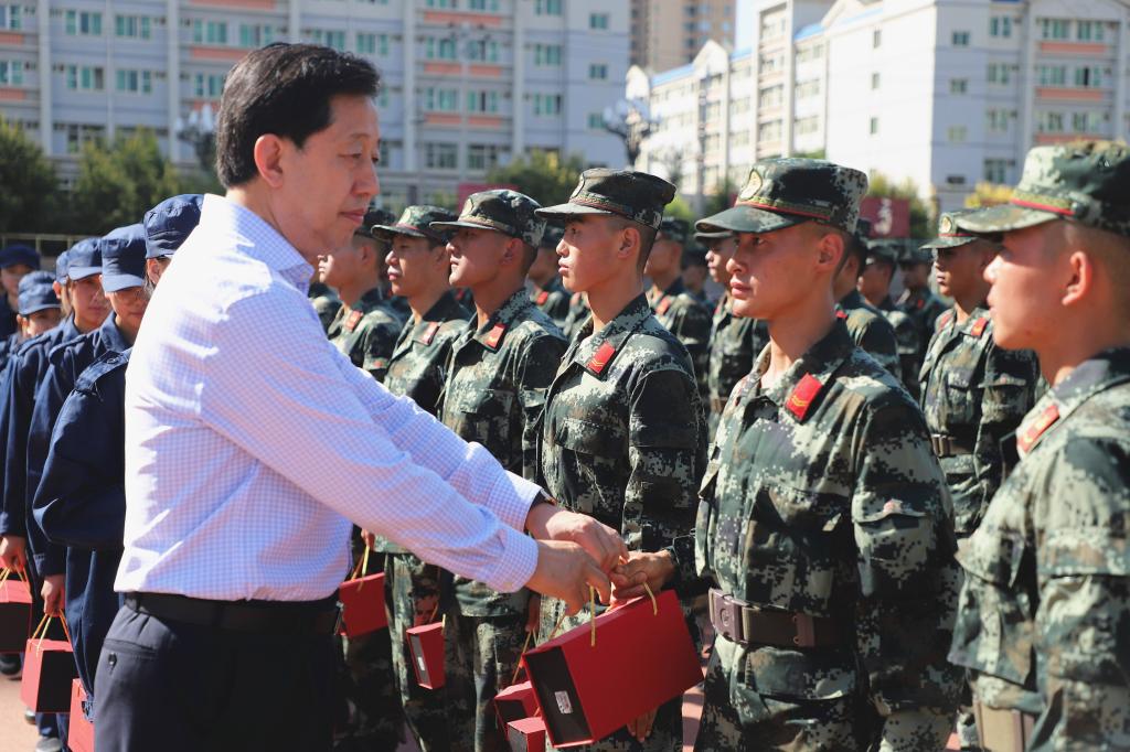 副校长马军党慰问军训教官和师生