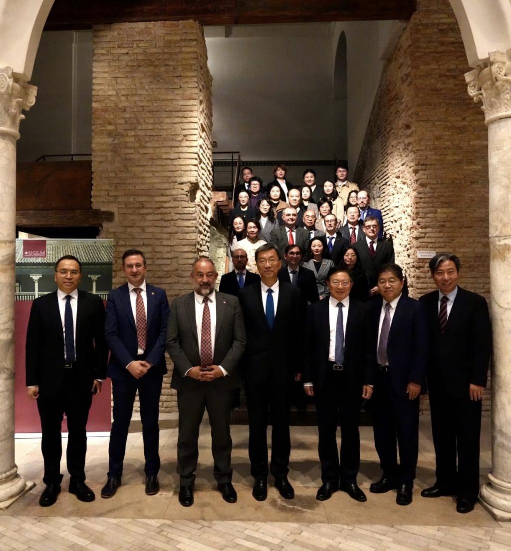 教育部部长怀进鹏出席卡斯蒂利亚拉曼查大学中国研究中心揭牌仪式并与西班牙孔子学院中外方院长座谈