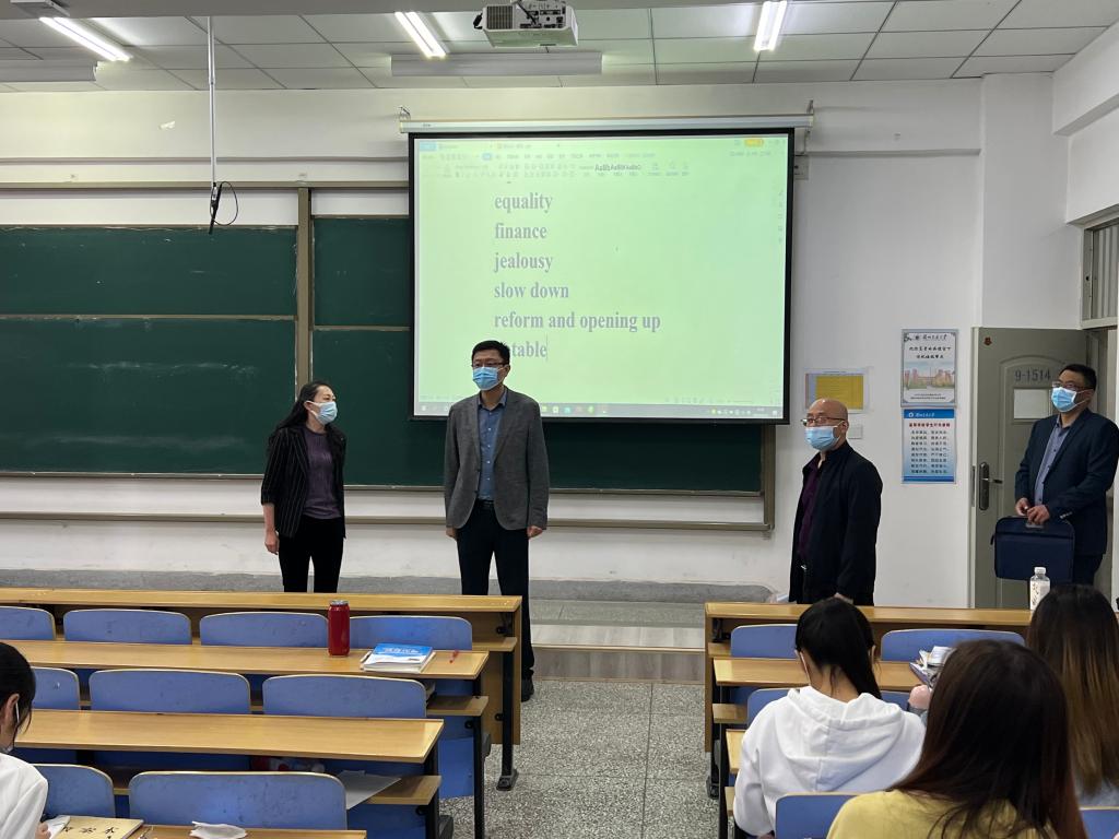 校领导深入课堂检查研究生教学工作