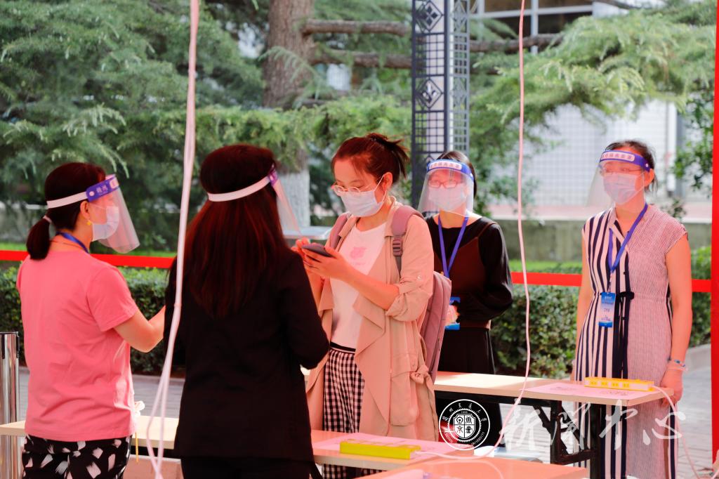 学校举行秋季学期学生返校报到演练