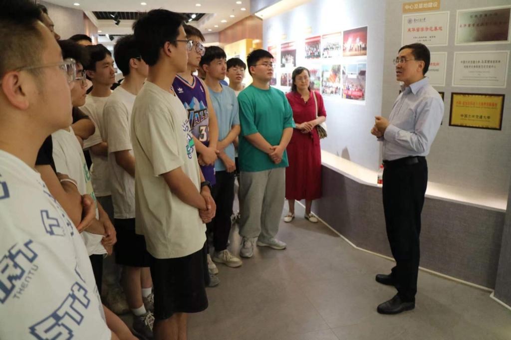 学习校史 感恩于心 传承精神 爱校荣校——校长李引珍为学生讲校史