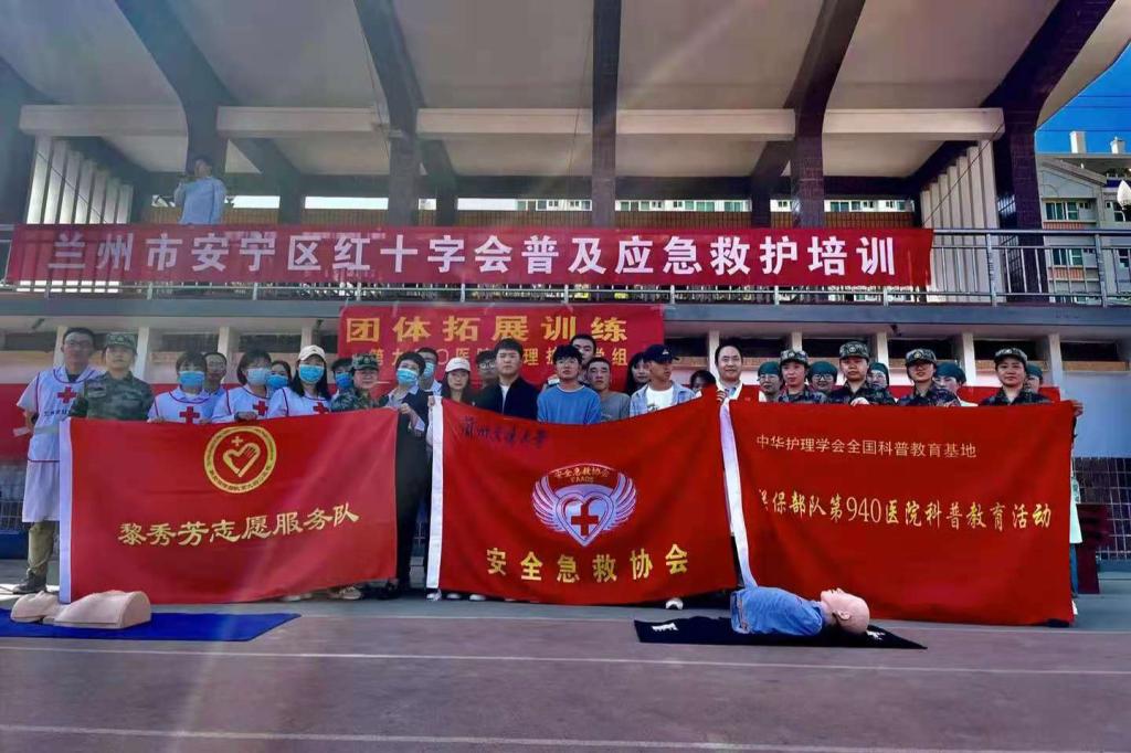 【军训进行时】学校举办2021级新生安全知识讲座及急救演练