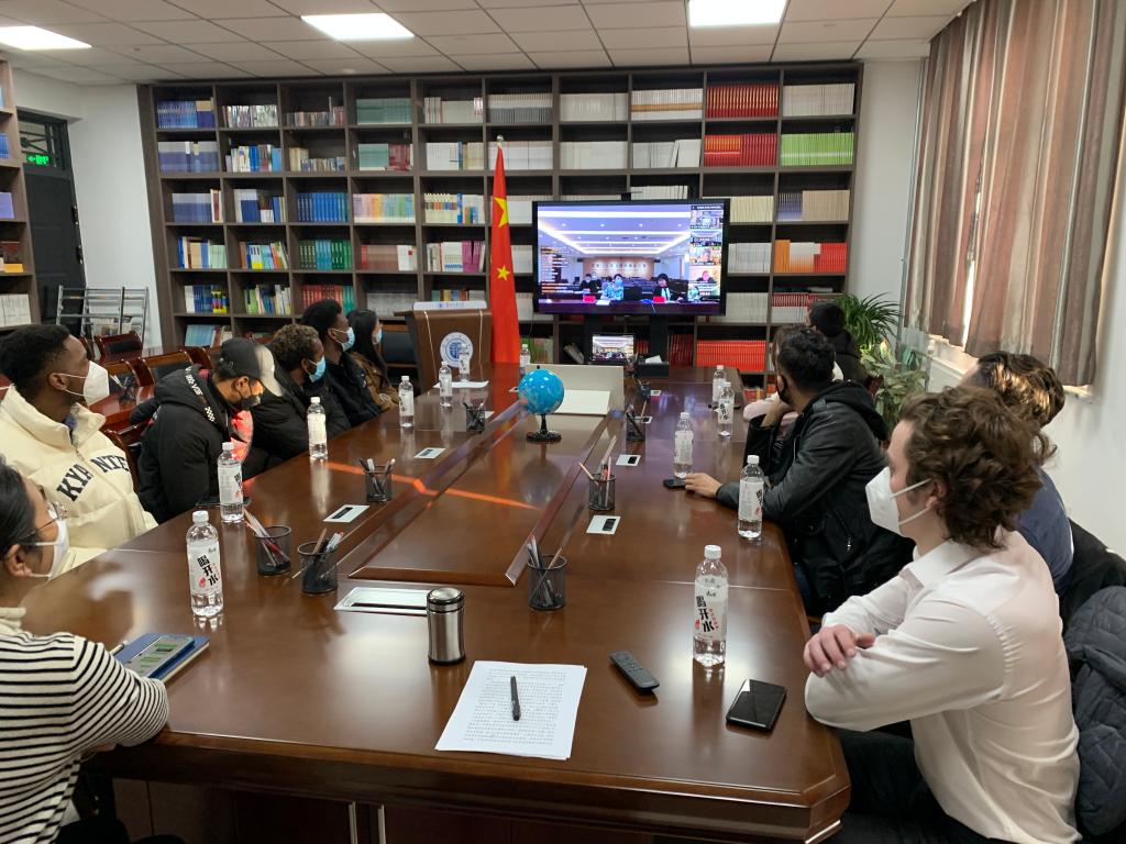 省政府外事办副主任朱莉莉向我校留学生宣讲二十大精神