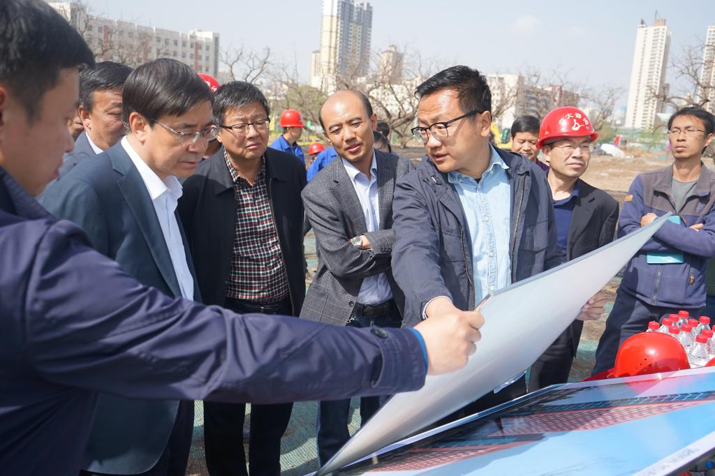 李引珍校长一行视察北校区建设工作
