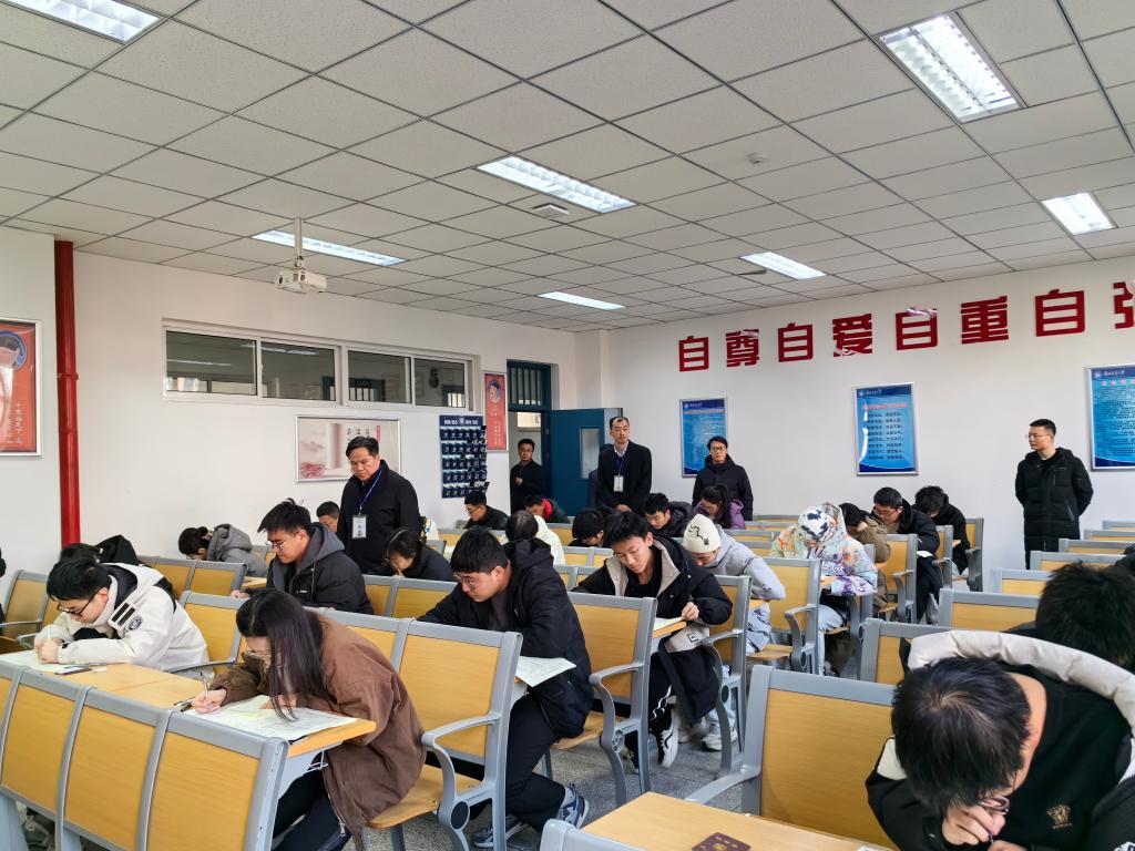 校党委书记狄生奎现场巡查指导考试工作