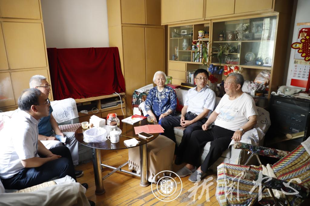 学校慰问老党员老干部及困难党员