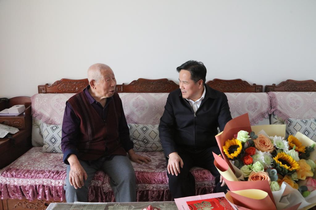 校党委书记狄生奎看望慰问离休干部和退休领导
