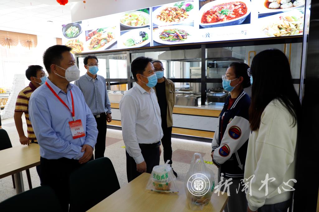 暖心！校党委书记狄生奎国庆节到学生食堂走访慰问