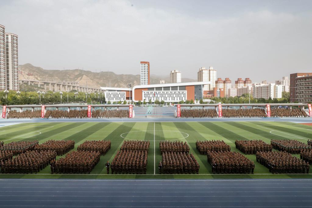 2025级新生军训汇报表演暨总结表彰大会举行     5600 余名新生交上青春答卷