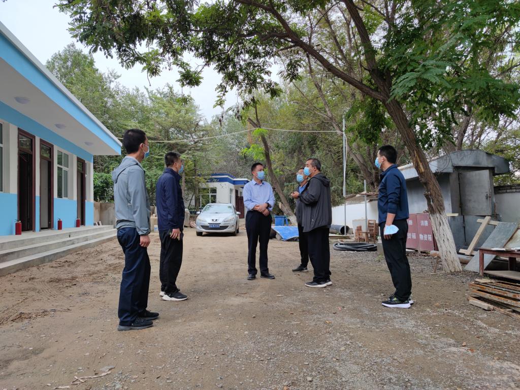 校领导检查后勤开学前准备工作